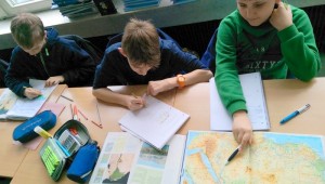 7-Vom Satellitenbild zur Skizze - Bernhard, Lovis und Tristen erstellen Kartenskizzen für ihre Unterlagen. (2)
